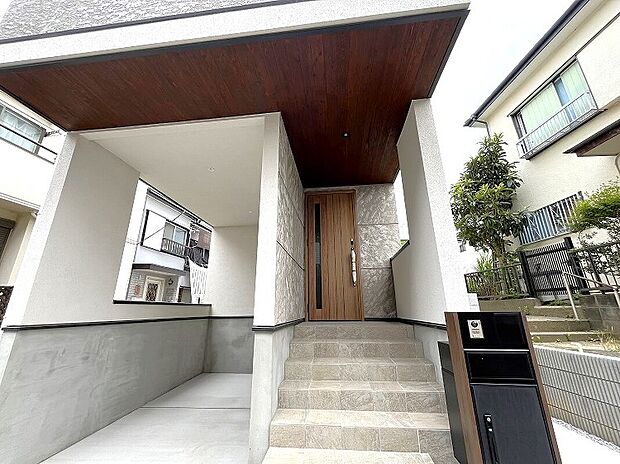 【ビルトインガレージ】ビルトインガレージ付き。強烈な日差しや雨風、ホコリなどから大切な愛車を守ります。また悪天候の時など、身体を濡らすことなく乗降りができる点も特徴です。