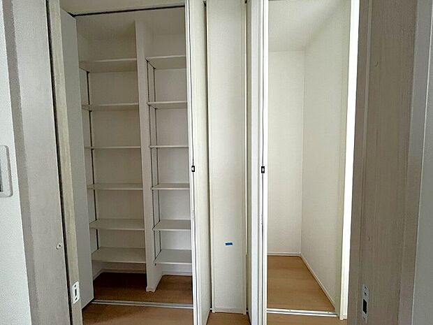 【-】整理整頓して快適に暮らすため、収納はいくらあっても困りません。暮らし心地を大きく左右する収納を適材適所に配置。使い勝手を考慮しながらスペースを有効活用しています。