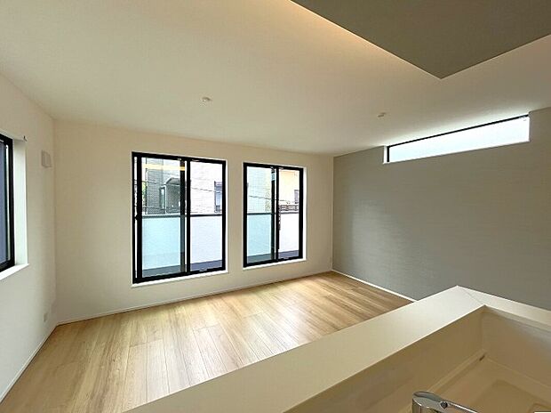 【-】フルオープンの対面キッチン。仕切りがないの開放感がありますね。家族やゲストと料理をしながら、又は洗い物や片付けをしながら会話ができますね！スタイリッシュな対面キッチンを採用。キッチンからリビングが見渡せるので、お子様を安心して遊ばせながらでも家事ができるのが嬉しい！リビング学習をするお子様にも声がかけやすい自然な距離感です。