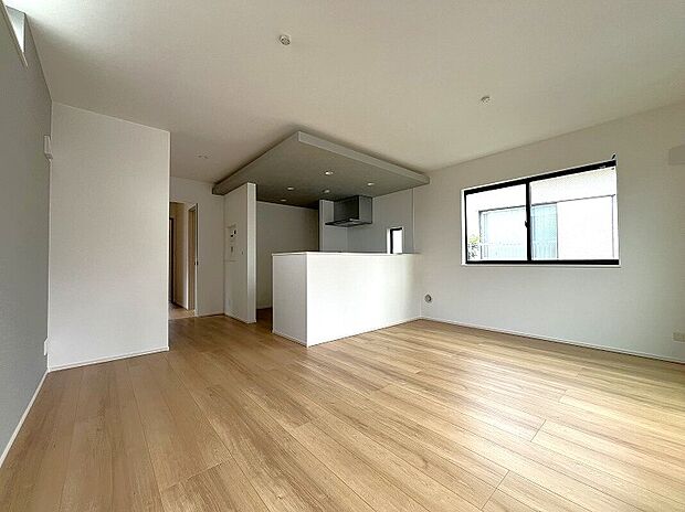 【リビング・ダイニング】2階にリビングを配置することで、家族全員が集まりやすい工夫がされています。採光、生活動線、収納力を考慮した魅力溢れる間取です。キッチン横には可動棚の収納スペース設けるなど女性に人気のプランです。