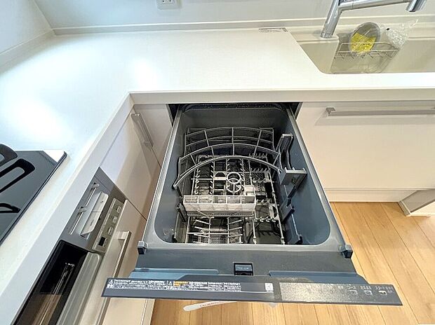 【食洗機】【食洗機】コスパのよい優秀家電。時間・水道代の節約ができ、手が荒れず、お肌やネイルも守ります。高温度で洗うので油汚れもしっかり落とせて便利です。利用者が増えているのはメリットが大きいから。