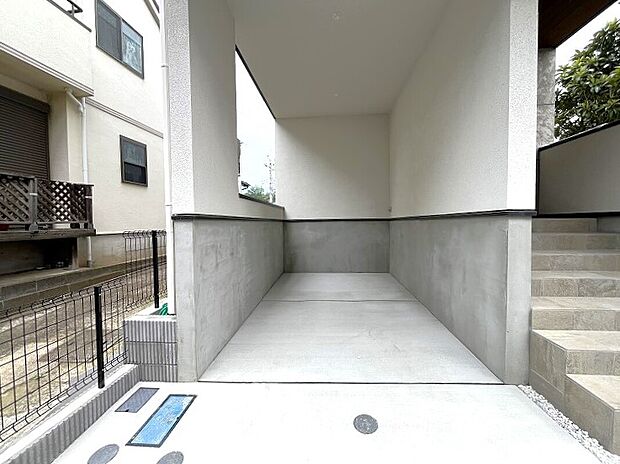 【東三田３丁目　新築戸建　2025.07.07撮影】ビルトインガレージ。駐車場代がかからないので家計にやさしく、マンションとは違う戸建のメリットの１つです。屋根があるので強烈な日差しや雨風、ホコリなどから大切な愛車を守り、身体を濡らさずに乗り降り可能。