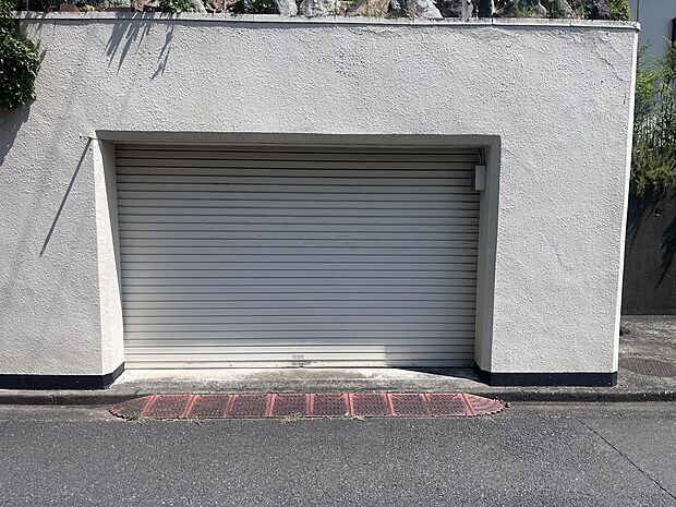 【電動シャッター付き地下駐車場　2025.8.29撮影】便利な電動シャッター付。強烈な日差しや雨風、ホコリ、ＰＭ2.5などから大切な愛車を守ります。また悪天候の時など、身体を濡らすことなく乗降りができる点も特徴です。