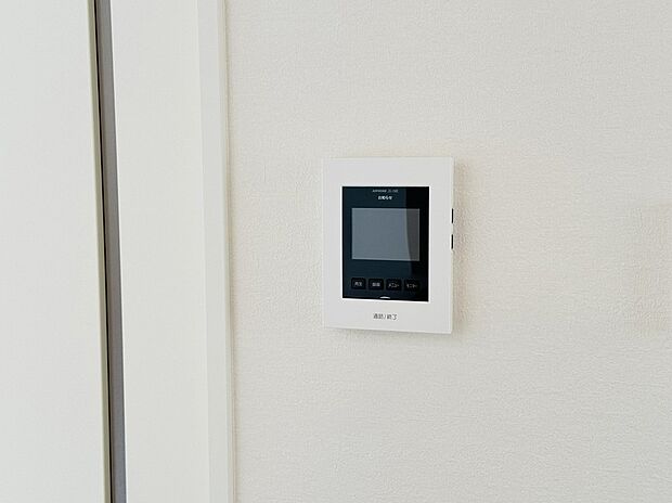 【モニターホン】TVモニター付インターホン。モニター付インターホンが標準仕様です。不安になりがちな防犯面。目で確認できるからあんしんです。お子様だけでお留守番する際などにも重宝しますね。