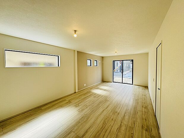 【LDK】快適に過ごす条件は、一人一家族ごとに違います。飾り過ぎないシンプルな内装と偏り過ぎないデザインで統一しております。居住していく中でオーナー様だけの【マイホーム】に創り上げて下さい。