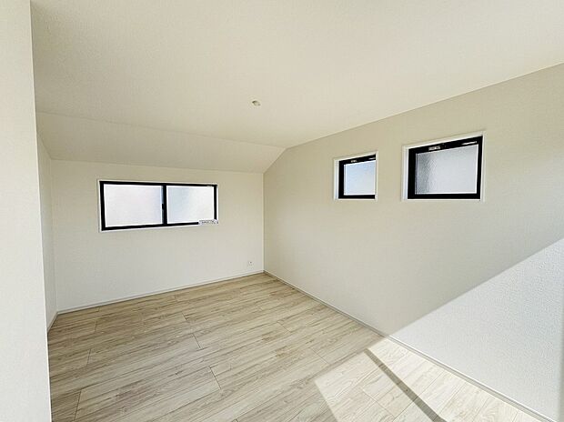 【3号棟洋室】窓が多くやわらかな明るい陽光が射し込みます。床の木目が美しく、居心地よく寛げるようゆったりとした空間を確保しています。ご家族の時間がより充実して健やかでありますように。