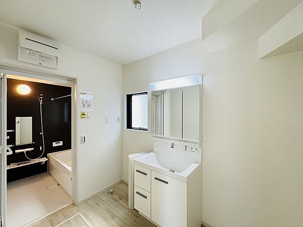 【洗面所】毎日の身だしなみチェックに欠かせない洗面所は、清潔感の溢れる上品なデザイン。窓もあるので自然光が差し込みます。表情も明るくなりますね。