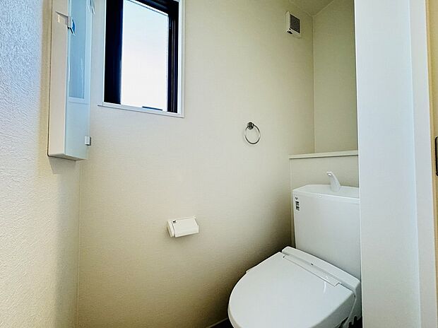 【トイレ】トイレは1階と2階に。忙しい朝に家族同士バッティングする事がありません。窓があるので換気もしやすいですね。毎日使う場所だから、より快適な空間に仕上げられています。