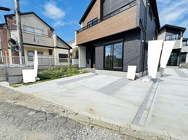 【1号棟駐車スペース】駐車スペースは並列2台分。車を使う方には嬉しいスペース。又、車をお持ちでなくてもパーソナルスペースとしてご活用できるのでは。駐車場代が発生しないって家計に嬉しい♪