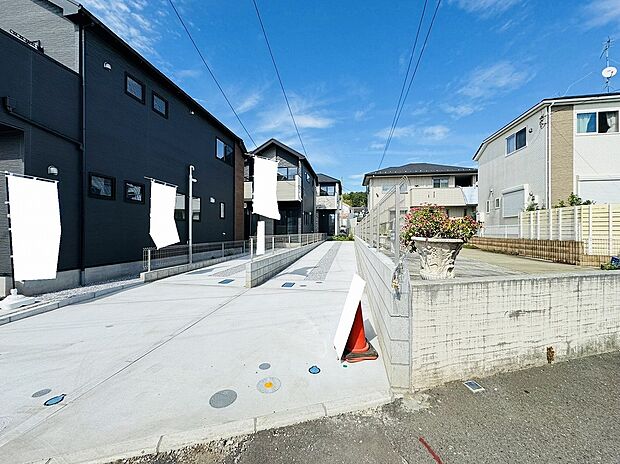 【3号棟駐車スペース】駐車スペースは縦列3台分。車を使う方には嬉しいスペース。又、車をお持ちでなくてもパーソナルスペースとしてご活用できるのでは。駐車場代が発生しないって家計に嬉しい♪