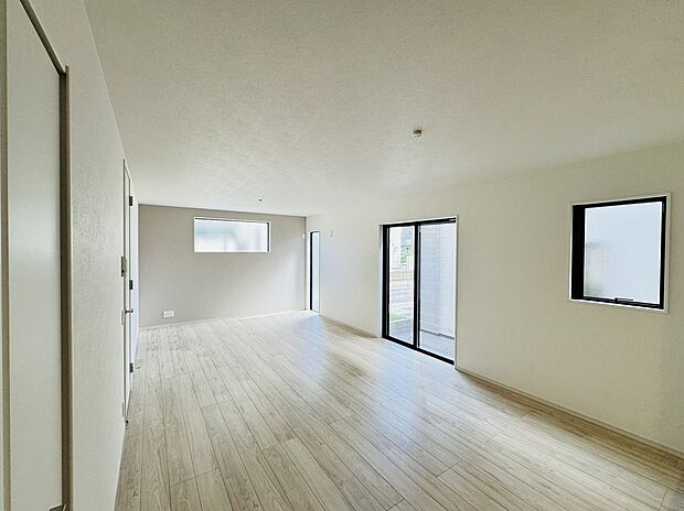 【3号棟LDK】上質な時間を育む暮らしのメインステージ。寛ぎとコミュニケーションを育む居心地のよい場所。家族との時間、自分の時間共に大切にできる空間がここにあります。