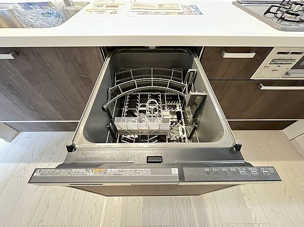 【食洗機】毎日のタイパを重視されるご家族の強い味方「食洗機」。ネイルや手先を守ってくれる優秀家電。肌の弱い方でも安心ですね。水道代の節約、高温度で洗うので油汚れもしっかり落とせる頼もしい存在。