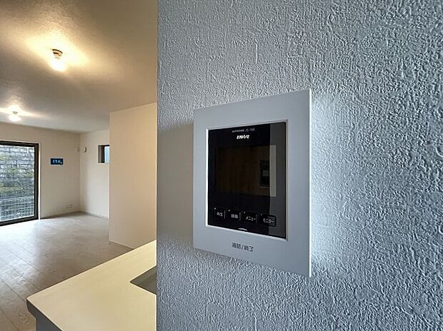 【TVモニター付きインターホン】「見える安心」をカタチにしました。誰が来てもわかる様にモニター付きインターホンを設置。家事導線を考慮した個所に設置し、防犯性と利便性に優れ快適と安らぎを合わせた優しい設計。