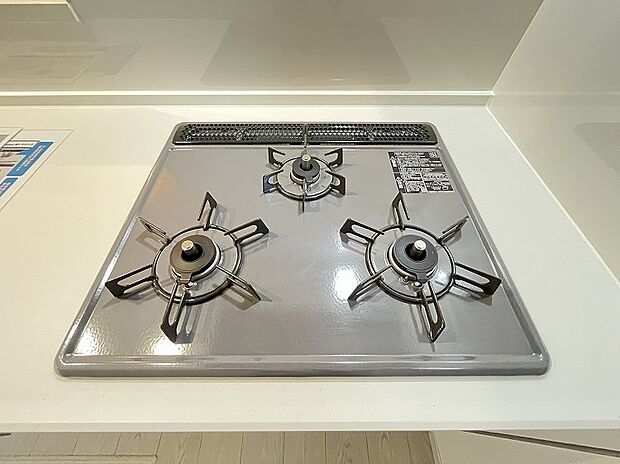 【ガスコンロ】毎日料理をする、料理が好き、家族が多くて量を作る必要がある、等の方々にとっては必須の3口コンロ。同時進行で効率アップはもちろん鍋を移動する回数が減り、無駄な動きを軽減することが出来ます。