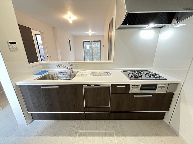 【キッチン】キッチンからリビングを見渡せるので、お子様を安心して遊ばせながら家事ができますね!リビング学習をするお子様にも声がかけやすい自然な距離感です。