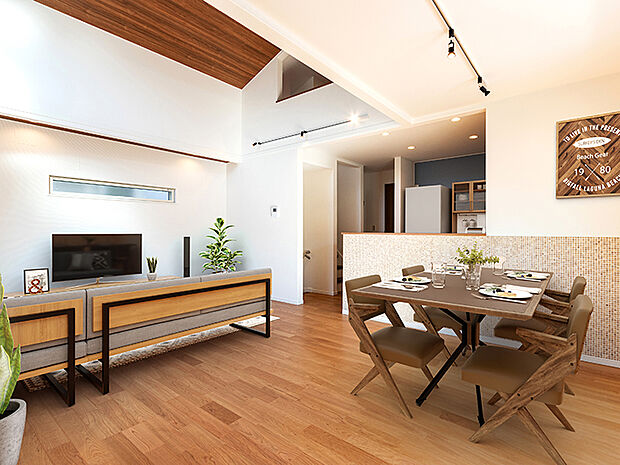 【リビングダイニング　（施工例）】「女性にやさしい自然素材の家」をコンセプトに1棟1棟丁寧に作りました。ご家族全員が心地よく過ごせるよう、勾配天井と窓を多く取り入れ明るい、そして開放感あふれるリビングに仕上げております。