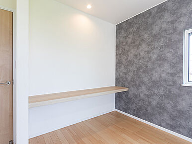 働き方改革やライフスタイルの多様化、在宅勤務が浸透し始めた社会では、「住まい」の重要性は増し、進化を求められています。これからの住宅は、快適な生活だけでなく快適に働くための環境を兼ね備えた「住まい」でなくてはなりません。TAKI HOUSEでは、在宅ワークに使えるテレワークスペースを積極的に取り入れています。カウンタータイプになっているので、心地の良い椅子を置いてリモート会議や資料を揃えての作業に適しています。また、書斎や趣味のスペースとして利用するほか、お子様の学習スペースとしてのご利用にも。 