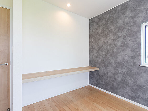 【ー】働き方改革やライフスタイルの多様化、在宅勤務が浸透し始めた社会では、「住まい」の重要性は増し、進化を求められています。これからの住宅は、快適な生活だけでなく快適に働くための環境を兼ね備えた「住まい」でなくてはなりません。TAKI HOUSEでは、在宅ワークに使えるテレワークスペースを積極的に取り入れています。カウンタータイプになっているので、心地の良い椅子を置いてリモート会議や資料を揃えての作業に適しています。また、書斎や趣味のスペースとして利用するほか、お子様の学習スペースとしてのご利用にも。