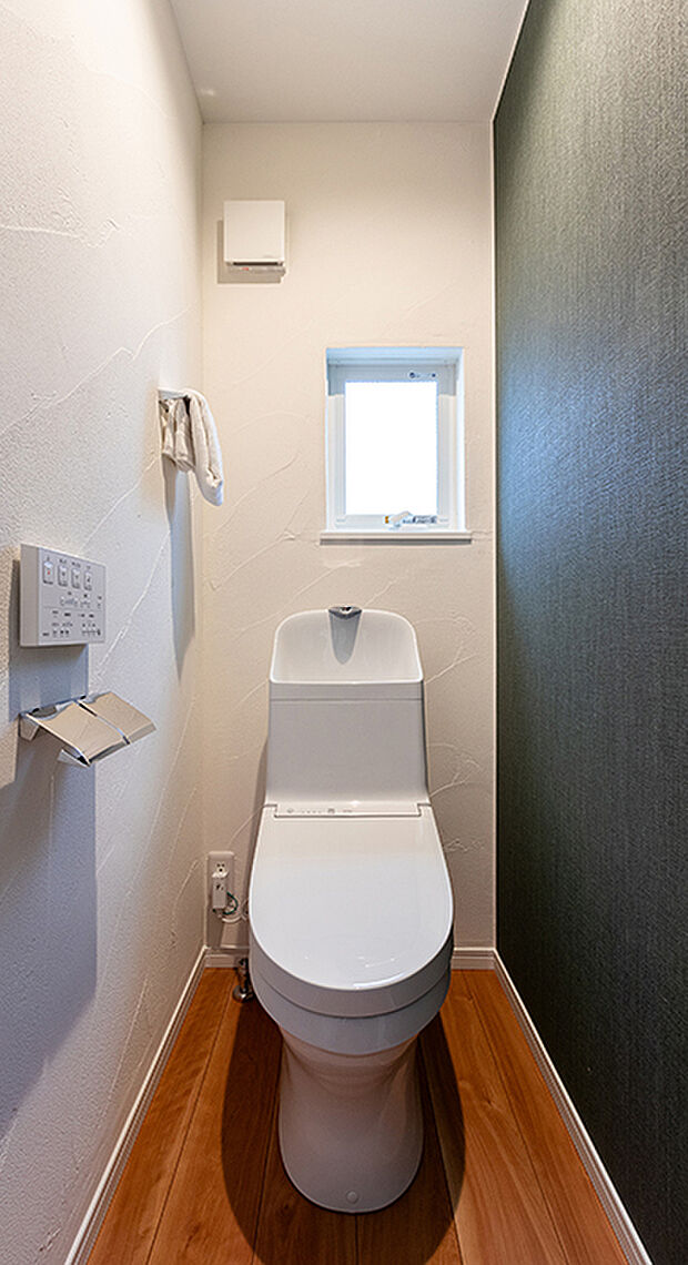 【-】トイレはTOTOのウォシュレット一体型便器手洗い付を採用。お手入れが楽々なフチなしトイレです。環境とお財布にやさしい節水タイプ。壁リモコン付き。
大人からお子様まで使いやすい高さの「深ひろボウル」と、キレイを保てる嬉しい仕様で、陶器表面は凹凸を100万分の1mmのナノレベルでつるつるに仕上げ、汚れが付きにくく落ちやすいというのが特長の「セフィオンテクト」加工がされています。