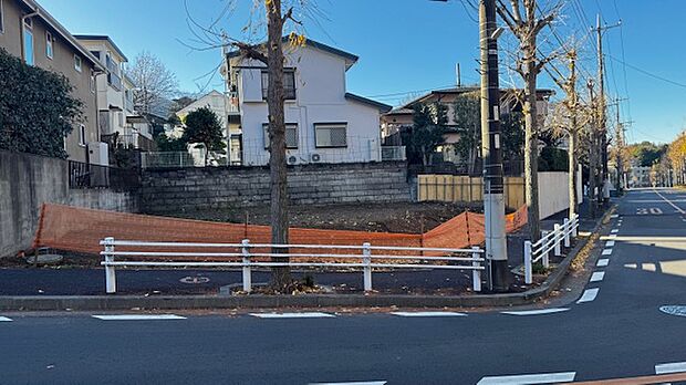 【現地写真(2025年12月現在）】空が大きく感じます。是非現地の確認をオススメいたします。実際に足を運ぶことで頭の中はよりイメージが湧き具現化へとつながっていきます。今、「これから」を選択するお手伝いができましたら幸いです。