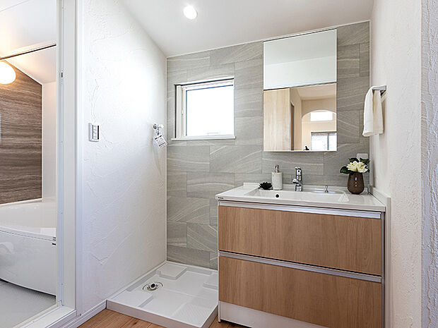 おそうじラクラク！洗面ドレッシングはパナソニック「シーライン」シリーズをセレクトしました。水栓まわりは「３°傾斜設計」。濡れたものを置く定位置を設け、手前に傾ける事により、水あか汚れを軽減させ手間が減ります。カウンター部はつなぎ目や隙間がないので汚れもささっと拭くだけ。排水口はフチに隙間がない構造で、掃除が楽。水栓はヘッドの引き出しが可、吐水部を左右90度首振りができ、洗面ボウルの清掃もスムーズです。収納キャビネットは、奥の物がしっかり見渡せて使いやすさに配慮。1面鏡内部にも収納が可能です。