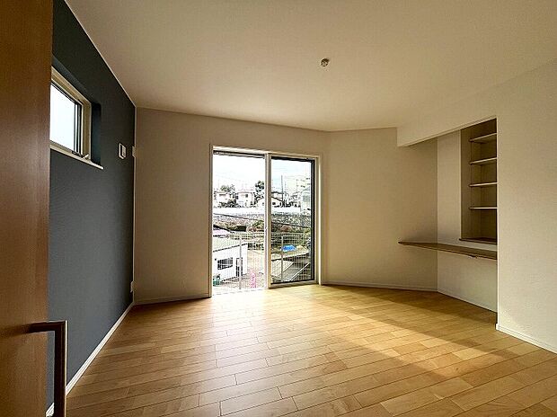 【TAKIHOUSE テレワークスペース ※26号棟】お気に入りの椅子を置き、リモート会議や資料を揃えての作業に適しています。働き方改革やライフスタイルの多様化、在宅勤務が浸透し始めた社会に対応。もちろん、お子様の勉強机にもなるのでリビング学習にも。