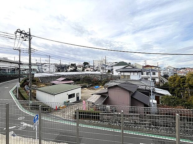 【眺望 ※26号棟より】高台立地のため、この眺望!陽当良好、解放感があります。地元野菜を気軽に購入できる、JA横浜の「ハマッ子」直売所は目の前。横浜市内で収穫された安全・安心な農産物を販売。