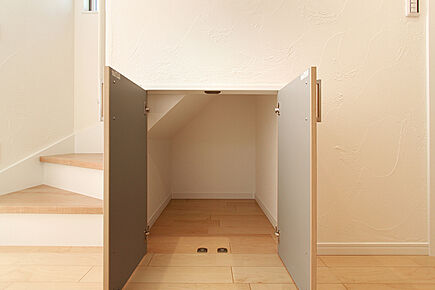 限られたスペースを有効活用するために、階段下のデッドスペースを収納にしています。お掃除道具や普段使わないシーズン家電、レジャー用品ほか、『おこめ』や『お水』『お酒』『災害グッズ』などをストックしながら「重たい荷物」は備蓄スペースとしてこの【階段下収納】を利用する、便利なスペースです♪ 