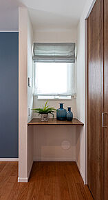 キッチンエリアに設置された一角。小さなカウンターはタブレットやＰＣでレシピを検索したり、でき上がった料理をインスタにアップしたり…。そばにちょっとした作業ができるフリースペースです。簡易的なテレワークスペースとしての利用も可能です。キッチンがより楽しく快適な場所になりそうですね。
さらに、システムキッチンには食洗機と浄水器が標準装備。
まとめ買いをしてもキッチン横に設置したパントリーもあるので、調理器具までスッキリと収まり、食品の在庫管理も一目で分かりやすく、取り出しもスムーズにできます。 