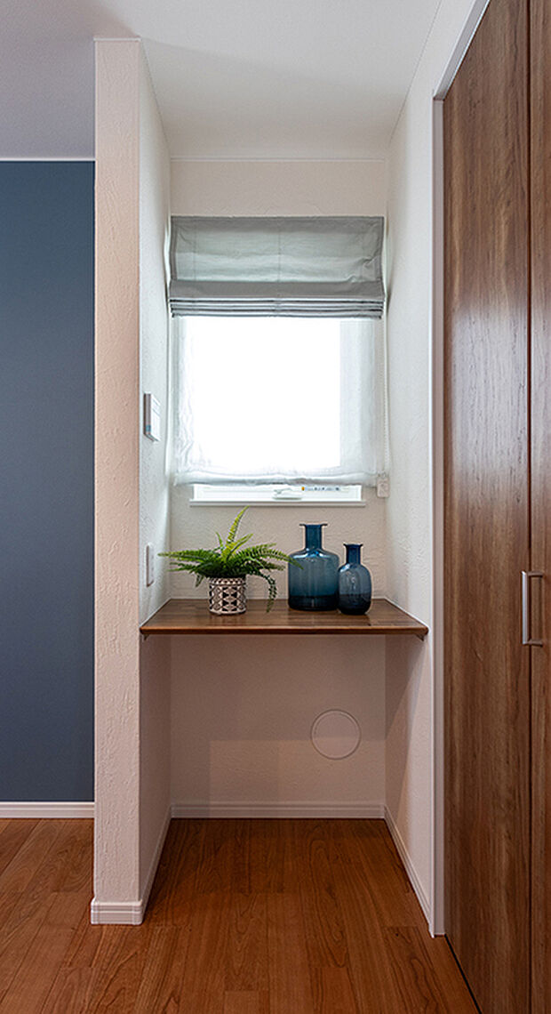 【-】キッチンエリアに設置された一角。小さなカウンターはタブレットやPCでレシピを検索したり、でき上がった料理をインスタにアップしたり…。そばにちょっとした作業ができるフリースペースです。簡易的なテレワークスペースとしての利用も可能です。キッチンがより楽しく快適な場所になりそうですね。
さらに、システムキッチンには食洗機と浄水器が標準装備。
まとめ買いをしてもキッチン横に設置したパントリーもあるので、調理器具までスッキリと収まり、食品の在庫管理も一目で分かりやすく、取り出しもスムーズにできます。