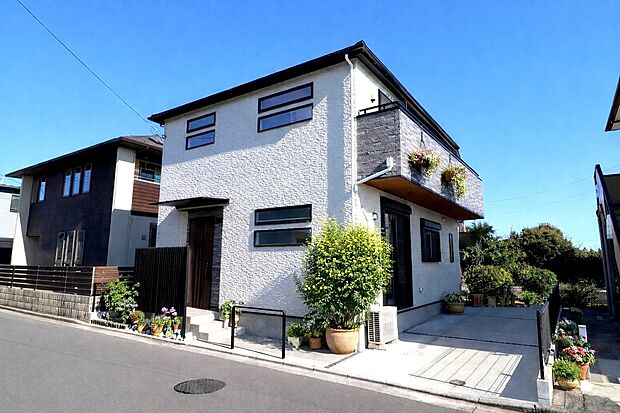 外観（モデルハウス）街並みに調和する洗練された外観デザイン。シンプルさの中に上質さを感じる佇まいです。