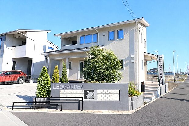 外観（モデルハウス）陰影が美しく映える外観デザイン。落ち着きのある佇まいが、住まいの品格を高めます