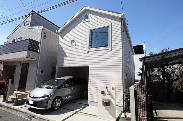 【外観施工例】ビルドインタイプ車庫は雨の日でも濡れずに家に入ることができ、玄関まですぐなので、お荷物が多いときも安心。（建物プラン例。建物価格／1540万円 建物面積／92.74m2）