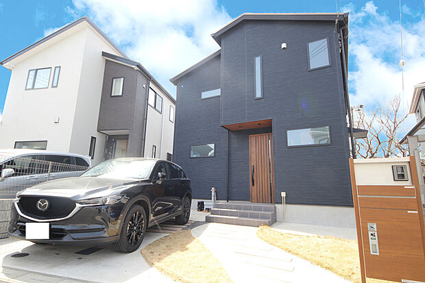 【外観施工例】玄関へのアプローチ部分など外構にもこだわったプラン。１階は高い位置に窓を取っており、採光にもこだわっています。（建物プラン例。建物価格／1540万円 建物面積／92.74m2）
