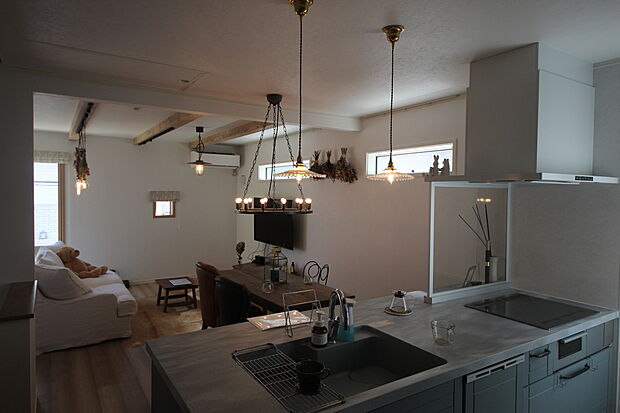 【内観施工例】キッチンもシックなデザインのものを採用。食洗器や浄水器で家事の時短に。IHコンロのため作業スペースも広く取れます。（建物プラン例。建物価格／1540万円 建物面積／92.74m2）

