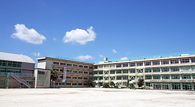 鎌ヶ谷市立第二中学校(約1,600m)