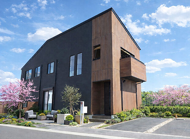 【外観施工例】大きなカースペースがあり車2台止めてもお庭がとれます！２階には広々バルコニー。陽当たりを考えた間取り設計です。（建物プラン例。建物価格／1540万円 建物面積／92.74m2）

