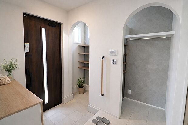 【玄関（施工例）】玄関すっきりシューズイン収納付き