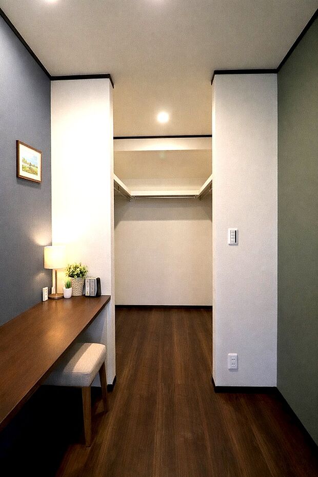 【クローゼット（施工例）】広々収納とカウンターのある空間