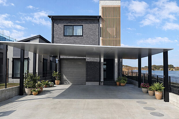 【外観施工例】スタイリッシュな外観と広々カースペース