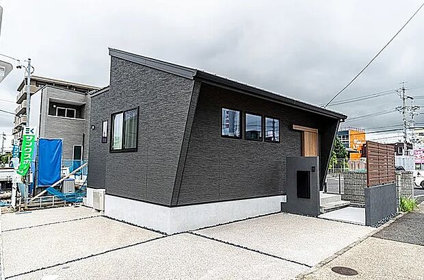 【LIMINI（リミニ）　Fin（ファイン）】『住まいが人生の負担にならないように』、その願いを込めた究極の平屋【リミニ　ファイン】。部屋数は最小限、掃除も楽にでき、セキュリティにおいても管理が簡単、ゆっくりと人生を楽しむ家。