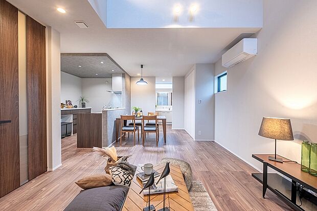 【1階LDK】吹き抜けのあるリビングは空間全体に明るい光をもたらし、家族の憩いの空間に。