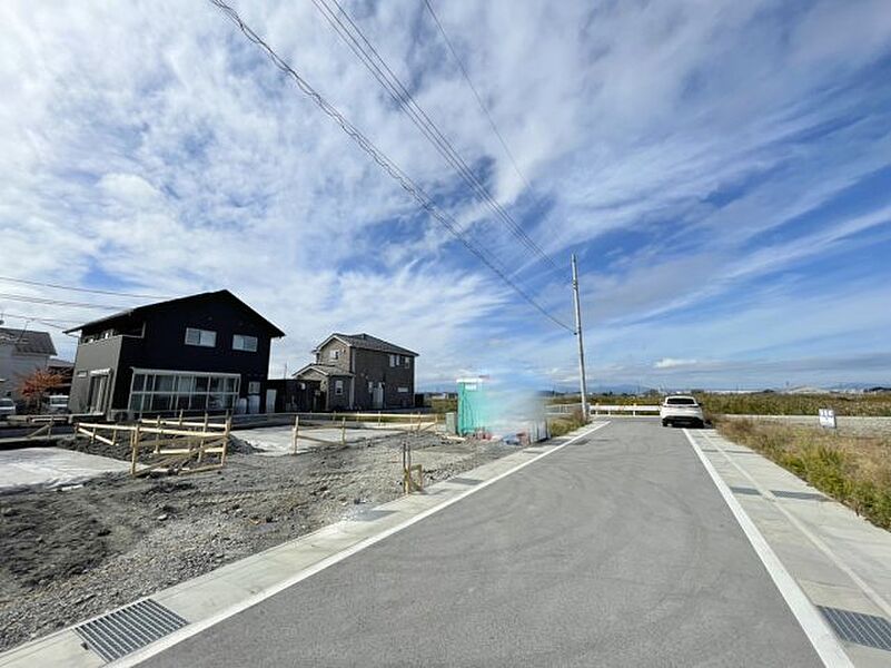 周辺は落ち着いた街並みの住宅地！子育てがしやすい住環境です！まだ未完成ですが、現地でしかわからない事もございます。是非一度ご覧ください。