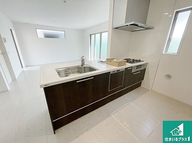 リビングと統一感があり、使い勝手のいいキッチン。広々としているので、二人並んで作業が出来ちゃいます。お子様と一緒に色々なお料理に挑戦できるスペースがあります。