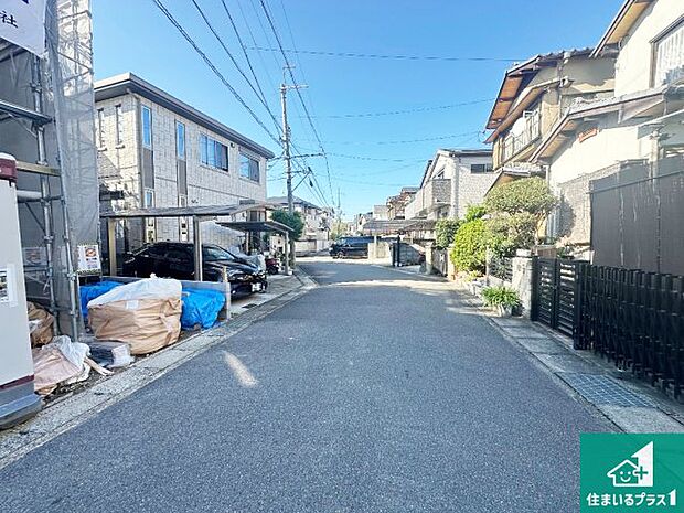 周辺は落ち着いた街並みの住宅地!子育てがしやすい住環境です!まだ未完成ですが、現地でしかわからない事もございます。是非一度ご覧ください。