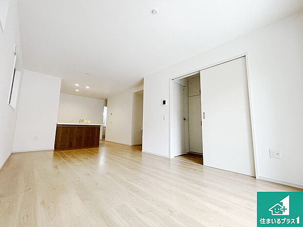 日当たり良好の明るいリビングで朝の目覚めもスッキリできそう！対面キッチンでご家族のコミュニケーションも自然と増える設計！小さなお子様が遊ぶスペースを作っても広々とくつろげるLDK！