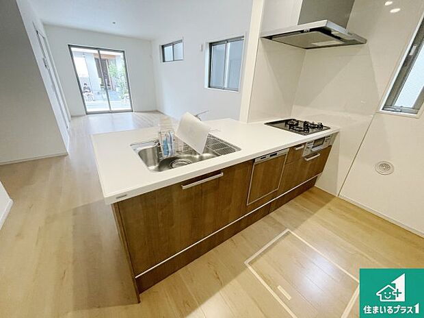 リビングと統一感があり、使い勝手のいいキッチン。広々としているので、二人並んで作業が出来ちゃいます。お子様と一緒に色々なお料理に挑戦できるスペースがあります。