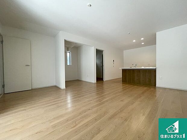 シンプルなリビングは、観葉植物等のインテリアを楽しめますね!パパ好みにも、ママ好みにも家具次第で雰囲気を変えることができます!