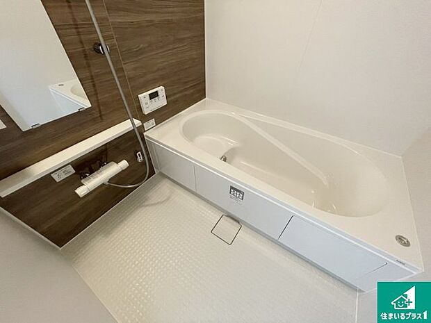 ゆったりと足を伸ばせる浴室は一日の疲れを癒してくれる大切な空間です。浴室乾燥機も設置しているので、雨の日の洗濯物も安心です♪