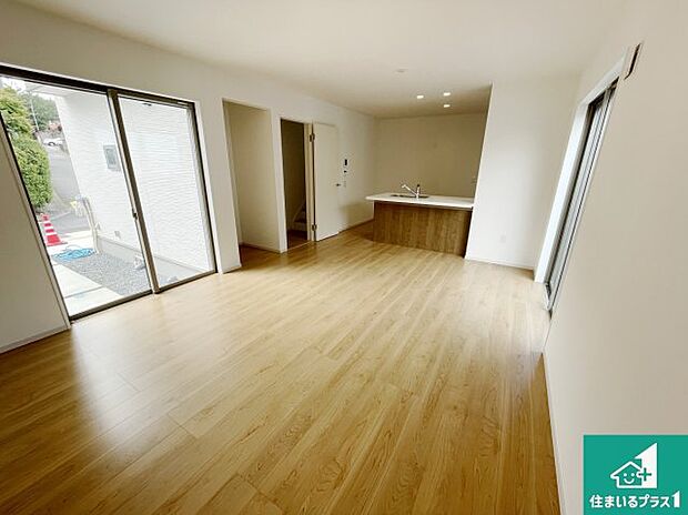 シンプルなリビングは、観葉植物等のインテリアを楽しめますね！パパ好みにも、ママ好みにも家具次第で雰囲気を変えることができます！